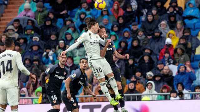 Casemiro y Modric luchando un balón en el Real Madrid - Sevilla / EFE