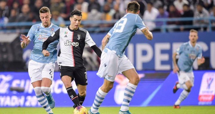 Cristiano Ronaldo intenta superar a diferentes rivales de la Lazio | Juventus