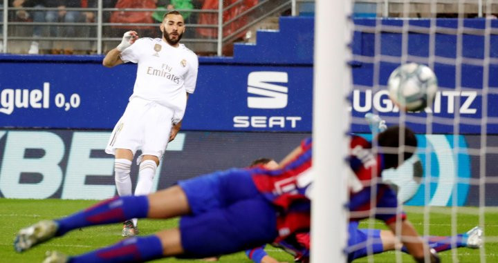Karim Benzema marcando el primer gol del partido / EFE
