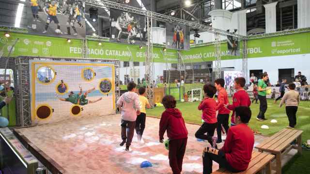 Niños juegan a fútbol en una edición anterior del Salón de la Infancia / FIRA DE BARCELONA