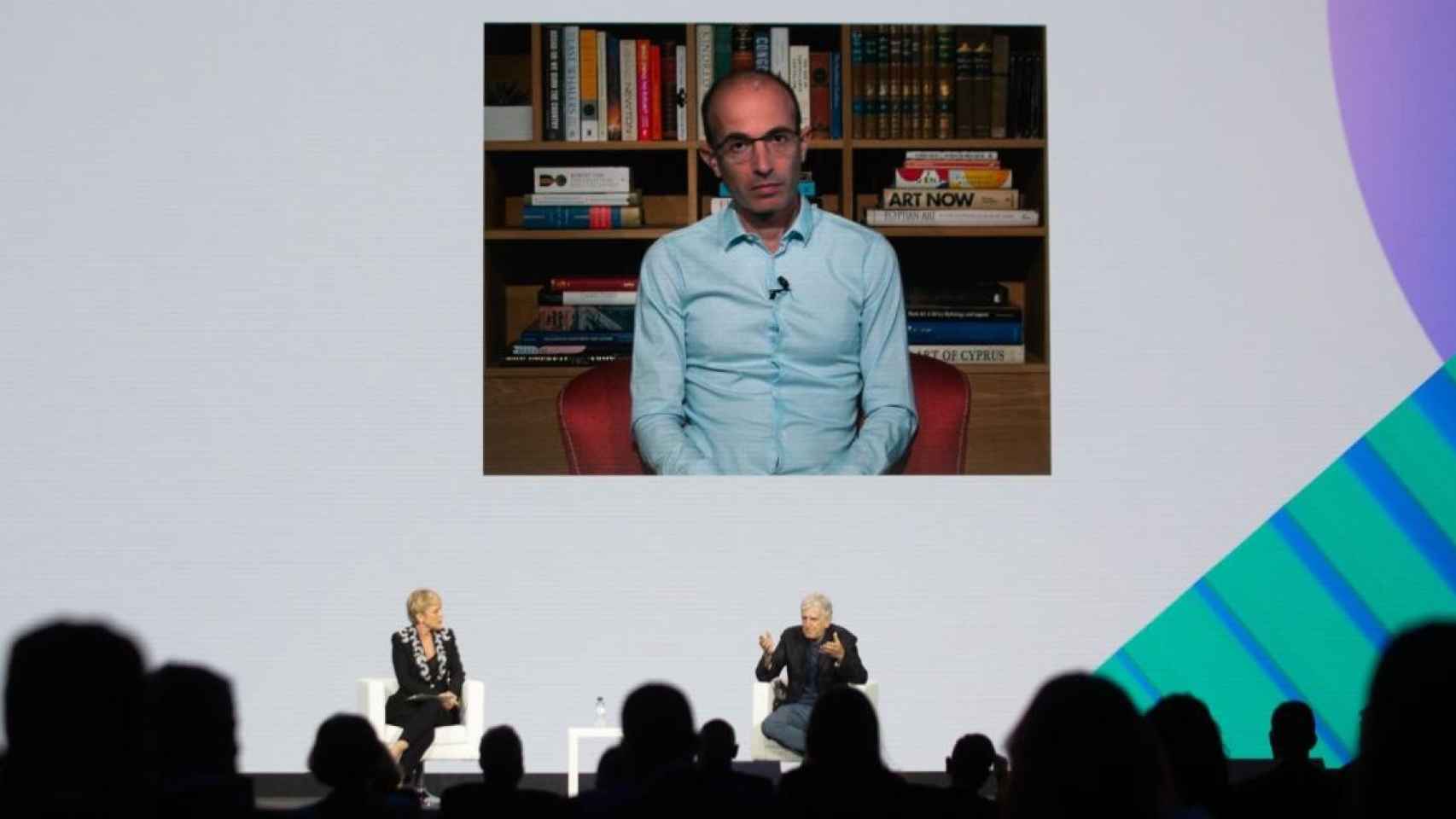 Yuval Noah Harari y Juan Luis Arsuaga, en un coloquio moderado por Carme Artigas en el Mobile World Congress (MWC) / EP