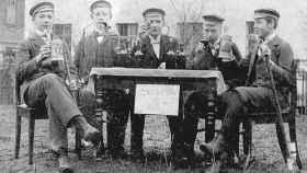 Carl Schmitt (en el centro) con otros alumnos internado de Attendorn (1902)