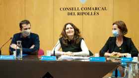 De izquierda a derecha: Joaquim Colomer, presidente del Ripollès, Laura Vilagrà, consejera de Presidencia, y Anna Caula, secretaria general de deportes de la Generalitat, en el Consejo Comarcal del Ripollès este miércoles / CONSELL COMARCAL DEL RIPOLLÈS