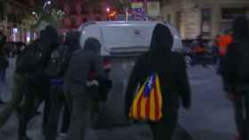 Encapuchados que defienden un independentismo cada vez más violento, montan barricadas / 324
