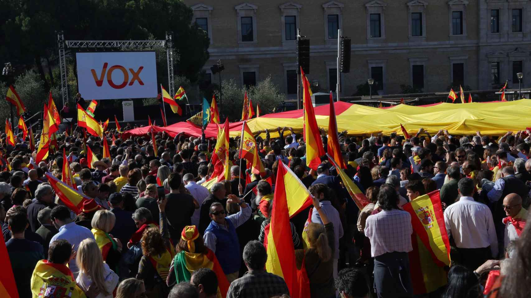 Imagen del acto de Vox en Colón con la bandera de España gigante / EUROPA PRESS