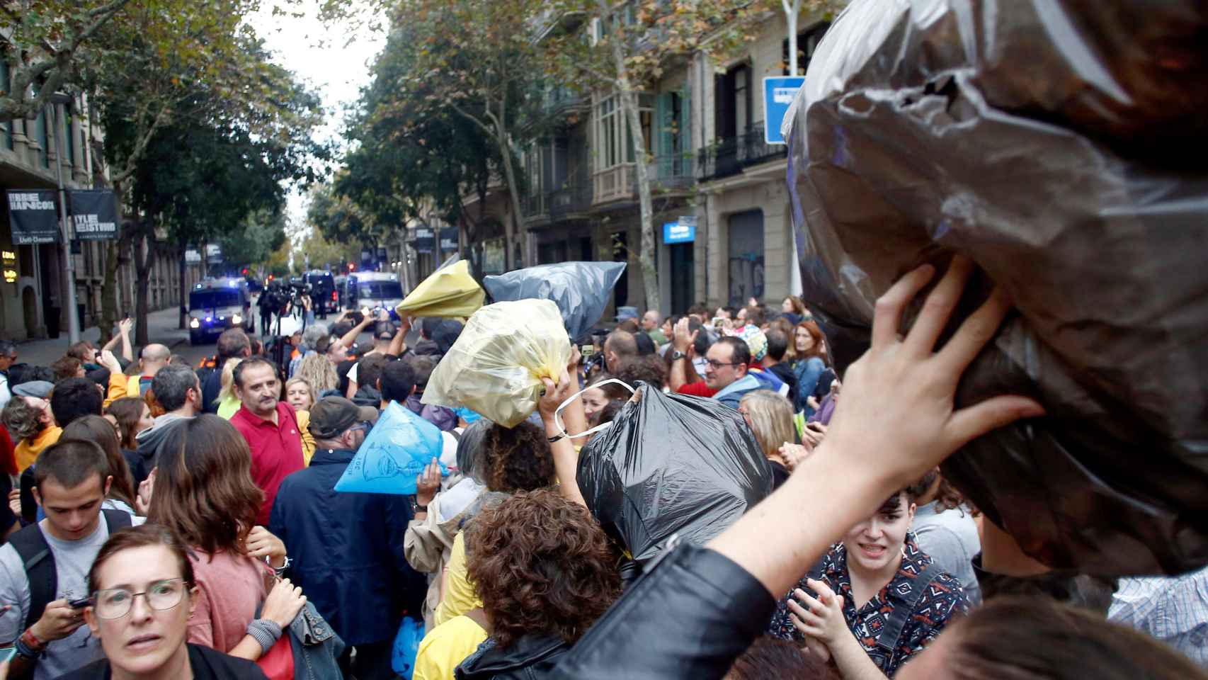 Manifestantes independentistas llevando basura a la Delegación del Gobierno español de Barcelona / EFE