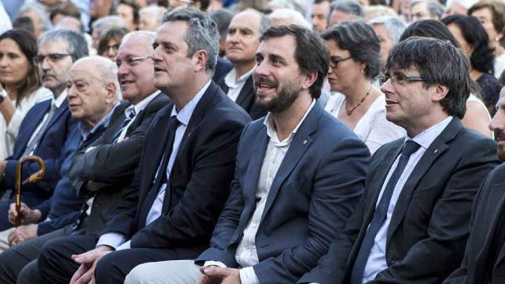 Carles Puigdemont (d) en un acto en el que asistió con Jordi Pujol (con bastón) en agosto de 2017 / EFE