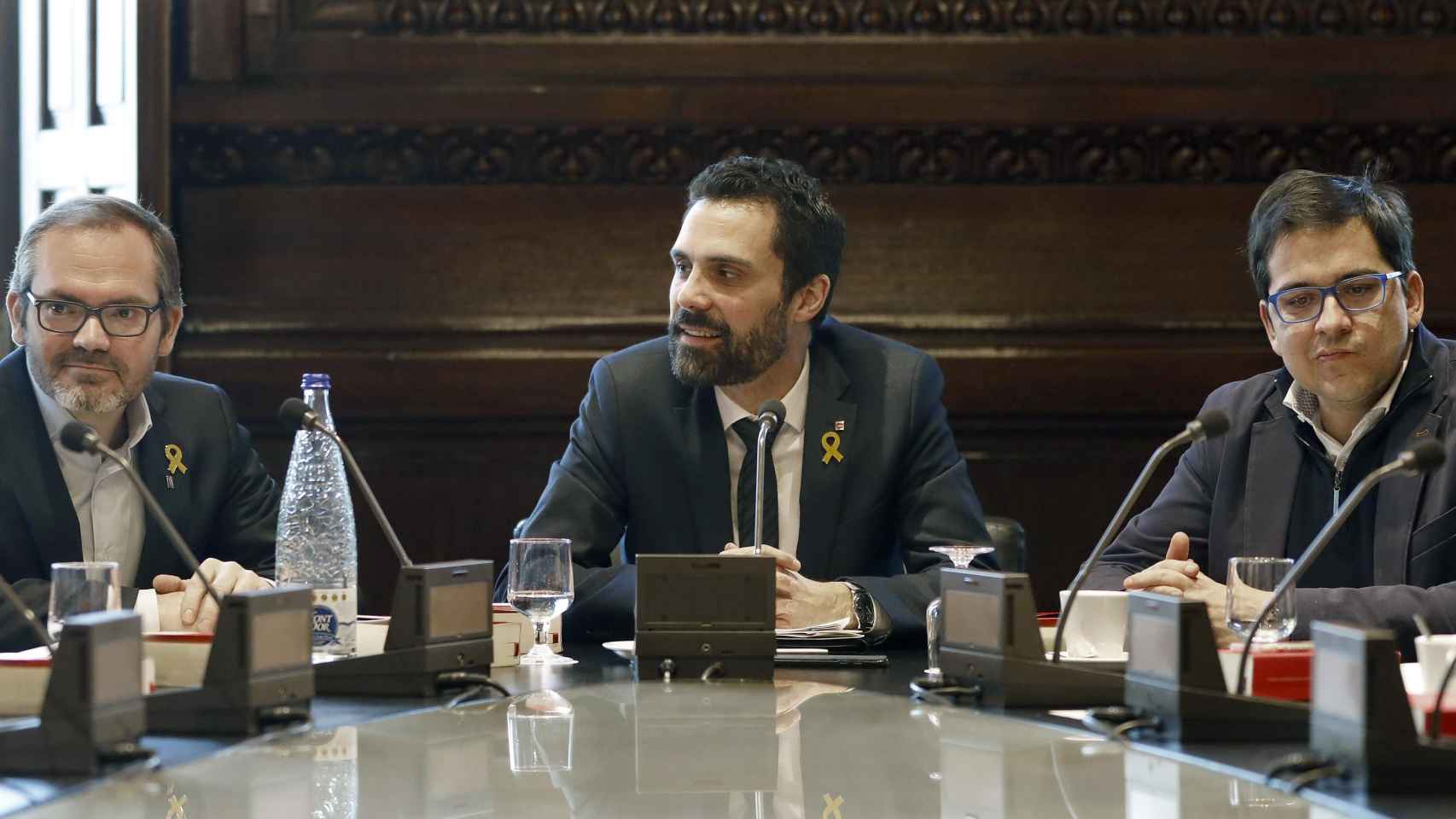 El vicepresidente primero de la Mesa, Josep Costa (i); el presidente del Parlament, Roger Torrent (c); y el vicepresidente segundo de la Mesa, José María Espejo-Saavedra (d) / EFE