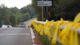 Lazos amarillos colocados en una carretera de Cataluña / EFE