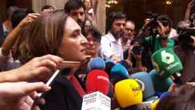 Ada Colau, alcaldesa de Barcelona atendiendo a los medios en una imagen anterior / EP