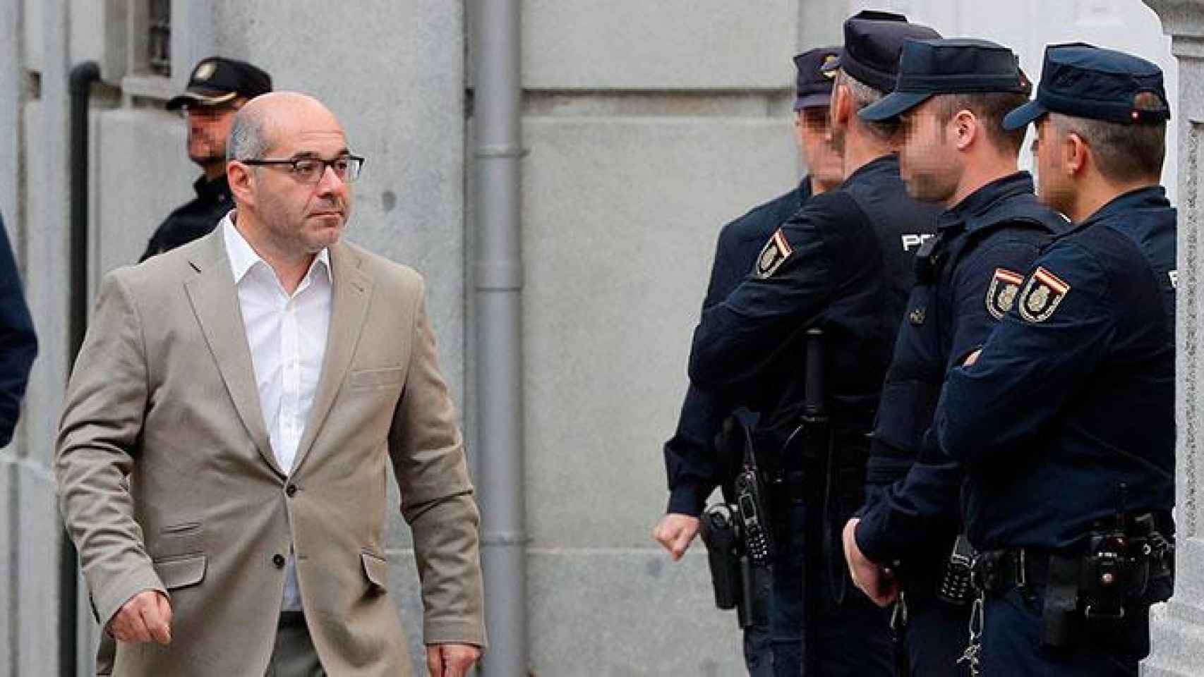 El exmiembro de la Mesa del Parlament, Lluís Guinó, a su llegada al Tribunal Supremo para comparecer ante el juez Llarena / EFE