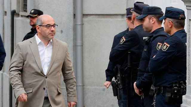 El exmiembro de la Mesa del Parlament, Lluís Guinó, a su llegada al Tribunal Supremo para comparecer ante el juez Llarena / EFE