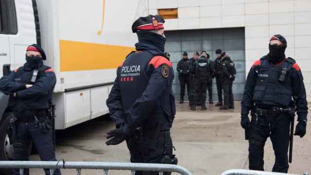 Mossos d'Esquadra custodian las puertas del Museu de Lleida antes del traslado de las obras a Sijena / EFE