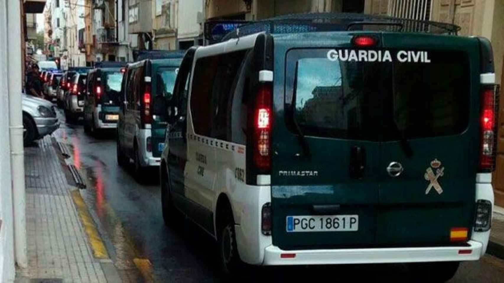 Vehículos de la Guardia Civil en Calella (Barcelona), localidad de la que fueron expulsados por activistas independentistas / RC