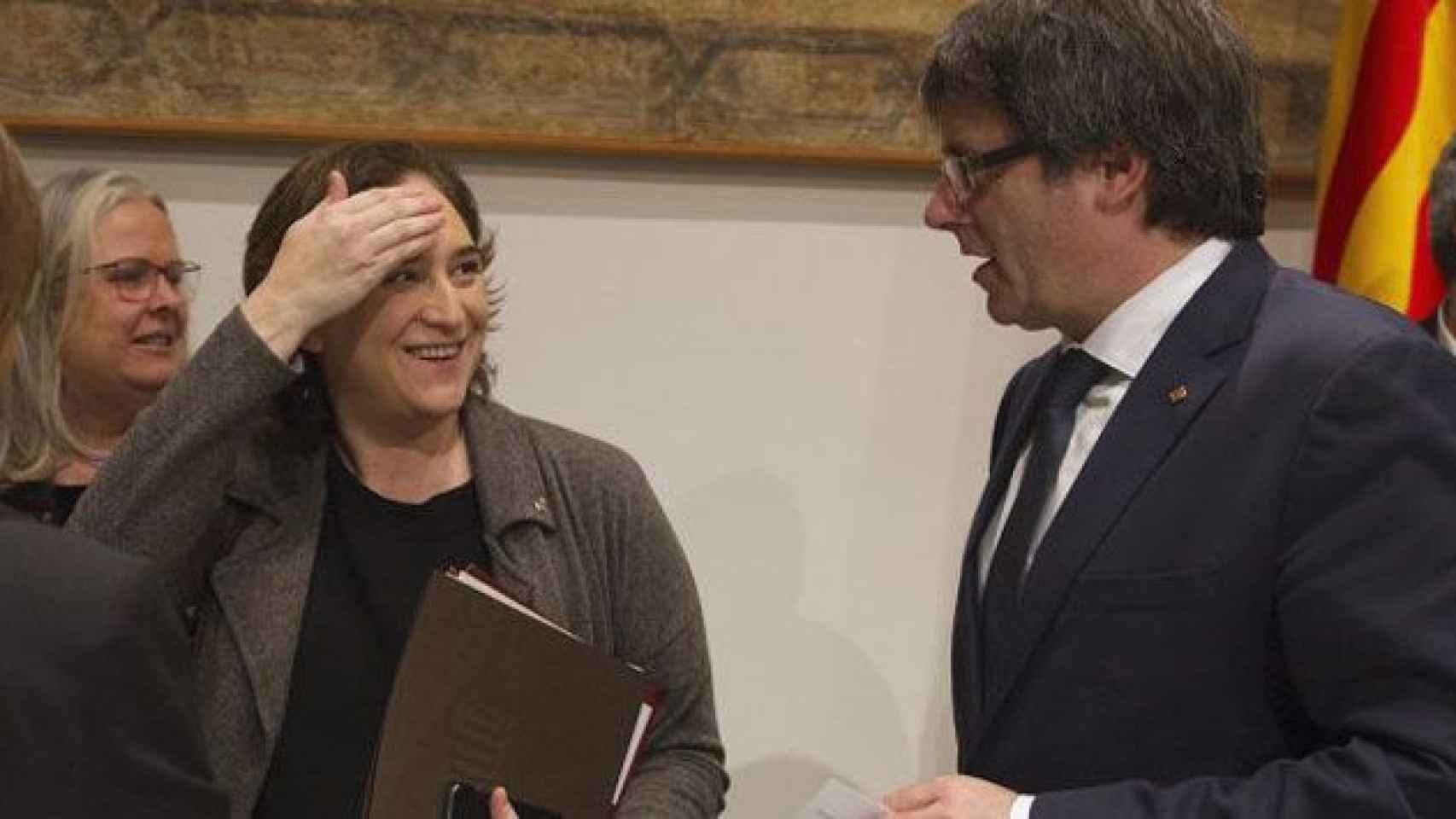 Colau y Puigdemont firman un pacto de no agresión para el 1-O