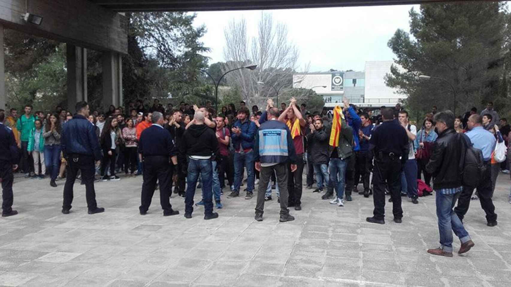 Jóvenes independentistas protestaron por la presencia de Sociedad Civil Catalana en la UAB.