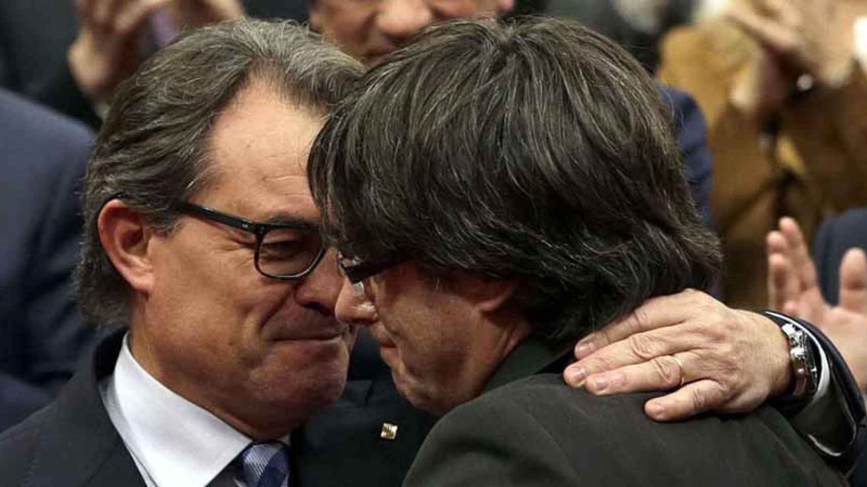 El expresidente Artur Mas saluda a su sucesor al frente de la Generalitat, Carles Puigdemont / EFE