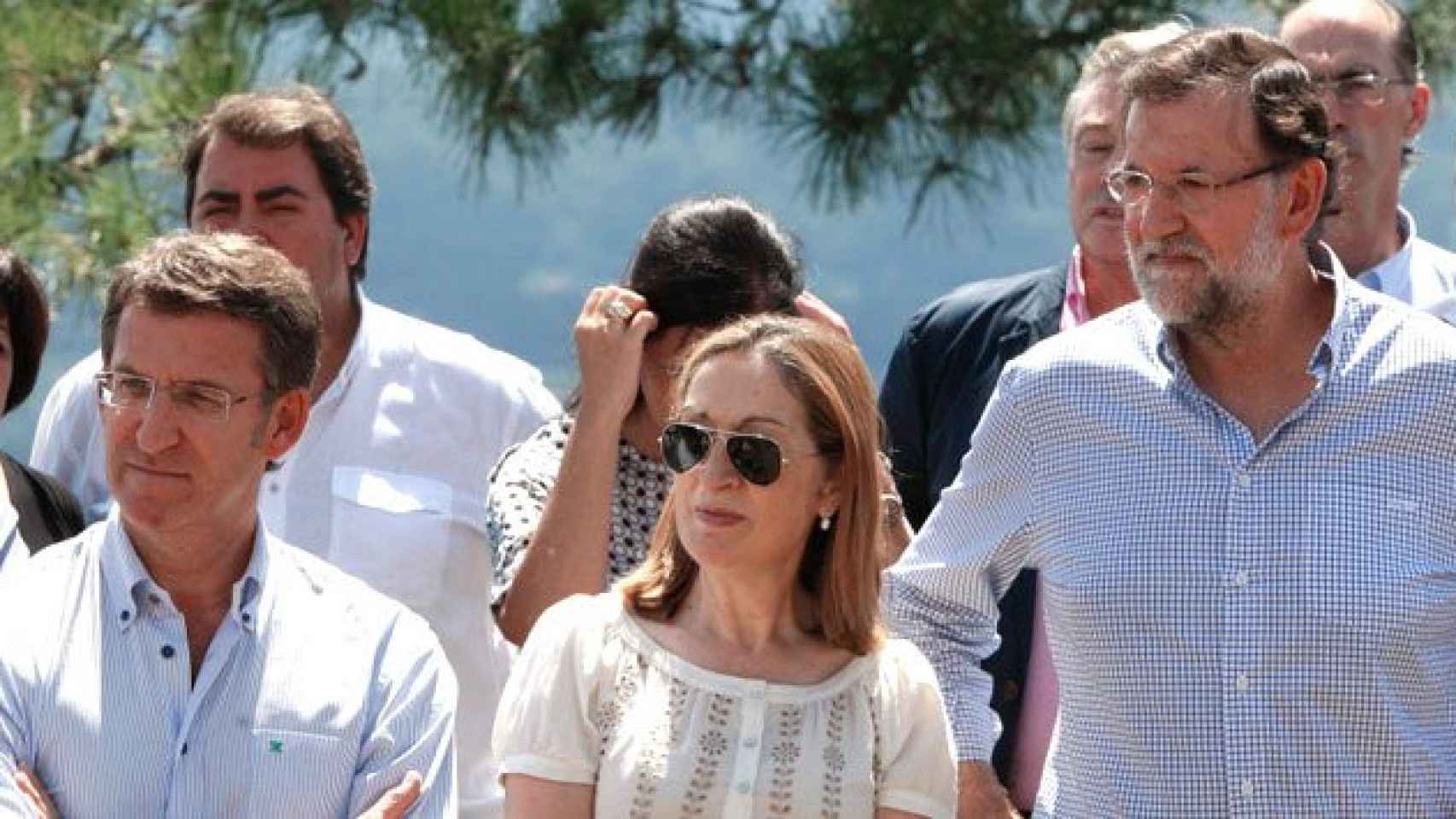 El presidente del Gobierno, Mariano Rajoy (izquierda), junto a la ministra de Fomento, Ana Pastor, y el presidente de la Junta de Galicia, Alberto Núñez Feijóo