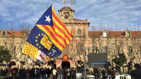 Ambiente independentista ante la sede del Parlamento catalán: el independentismo bloquea 22 instituciones catalanas