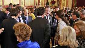 Mariano Rajoy saluda a Pablo Iglesias durante la recepción de las Cortes con motivo del Día de la Constitución