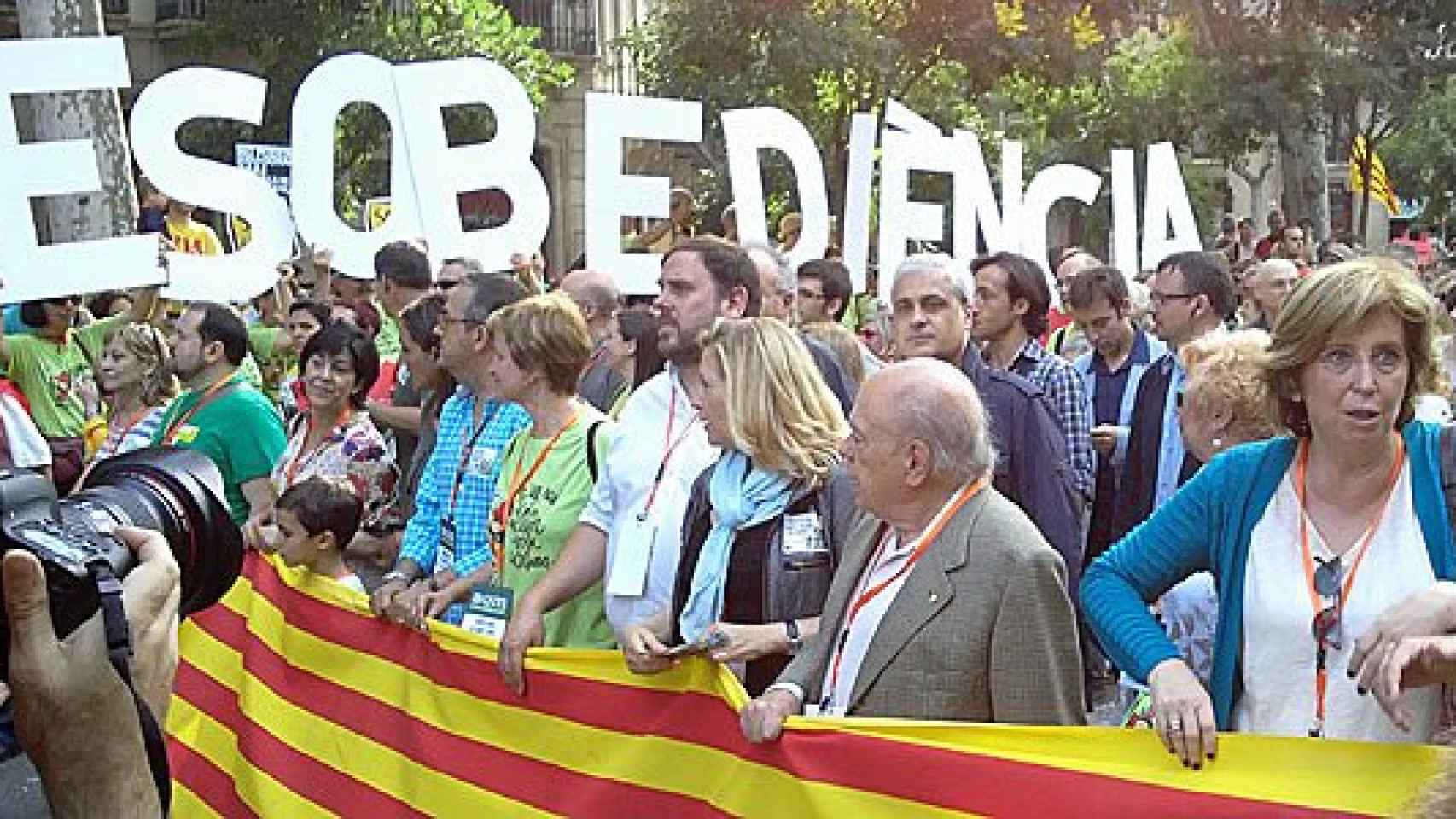 La consejera de Enseñanza de la Generalitat, Irene Rigau, junto a otros políticos, durante una manifestación contra el bilingüismo escolar celebrada en junio de 2014 en Barcelona