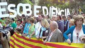 La consejera de Enseñanza de la Generalitat, Irene Rigau, junto a otros políticos, durante una manifestación contra el bilingüismo escolar celebrada en junio de 2014 en Barcelona