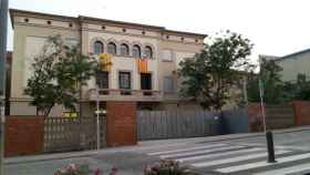 Instituto de Vic (Barcelona), con dos esteladas en su fachada
