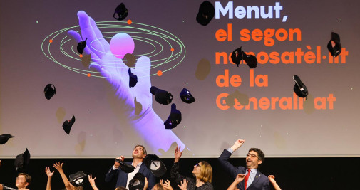 Puigneró y Romà, celebrando junto a los niños el nombre del segundo nanosatélite de la Generalitat / GENERALITAT DE CATALUÑA