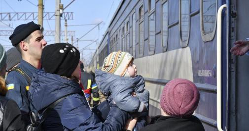 Niños ucranianos suben al tren de evacuación en la estación de tren de Kramatorsk (Ucrania)