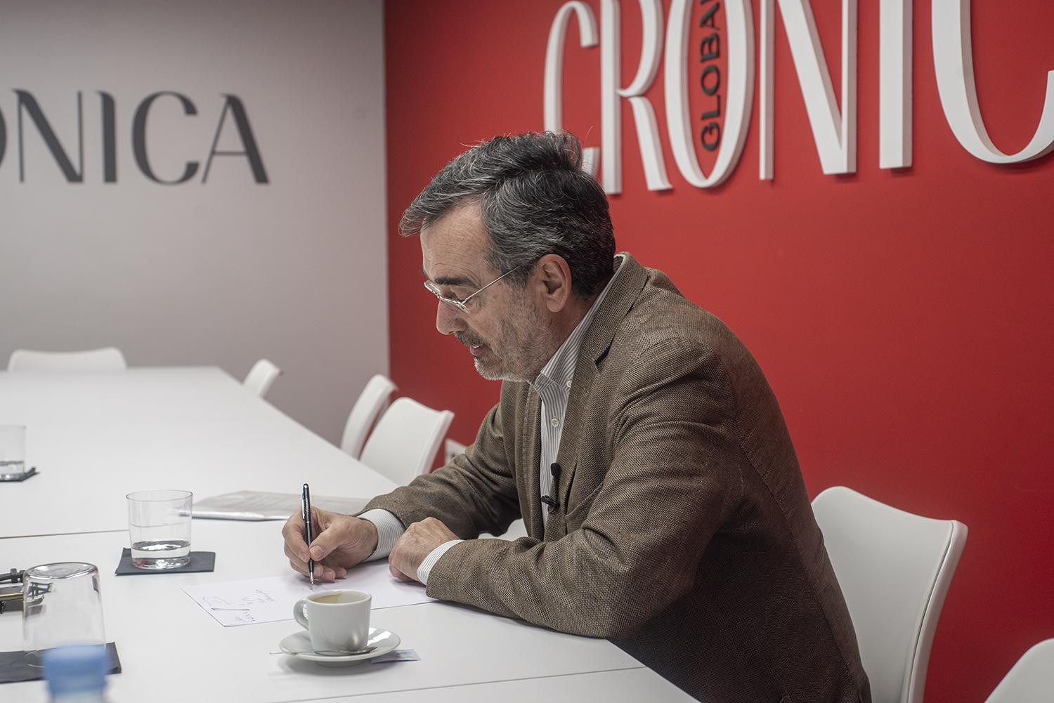 Manuel Cruz anota ideas en Crónica Global / LENA PRIETO