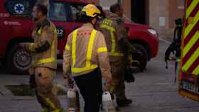 Bomberos de la Generalitat trabajan en la extinción del incendio de Rubí en el que murieron tres personas / PAU VENTEO - EUROPA PRESS
