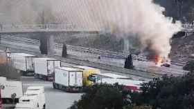 Un vehículo quema en la AP-7 en la Jonquera (Girona) - SCT