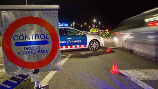 Los Mossos d'Esquadra realizan un control como en el que detuvieron a un conductor ebrio y borracho y denunciaron a su novia por golpearlos con un bate de béisbol / MOSSOS