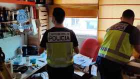 Los agentes de la Policía Nacional registran los domicilios de los miembros de la organización que usaba a 'sintecho' para estafar a gasolineras en Cataluña / CNP