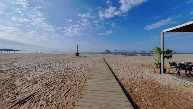 Playa de Ribes Roges de Vilanova i la Geltrú (Barcelona), en una imagen de archivo, donde ha sido encontrado el bañista sin vida esta mañana / GOOGLE STREET VIEW