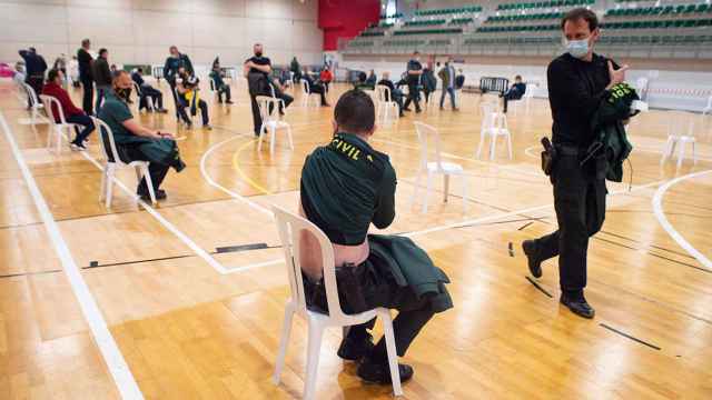 Varios agentes de la Guardia Civil durante el proceso de vacunación contra la Covid-19 / EUROPA PRESS