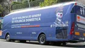 El autobús de HazteOír rotulado con proclamas antifeministas / EUROPA PRESS