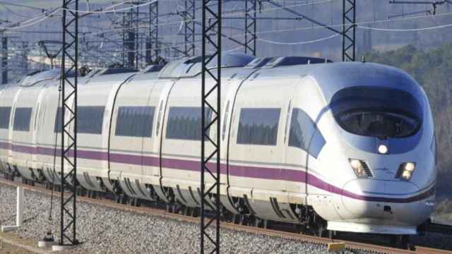 Un tren AVE a su paso por Figueres, Cataluña / EFE