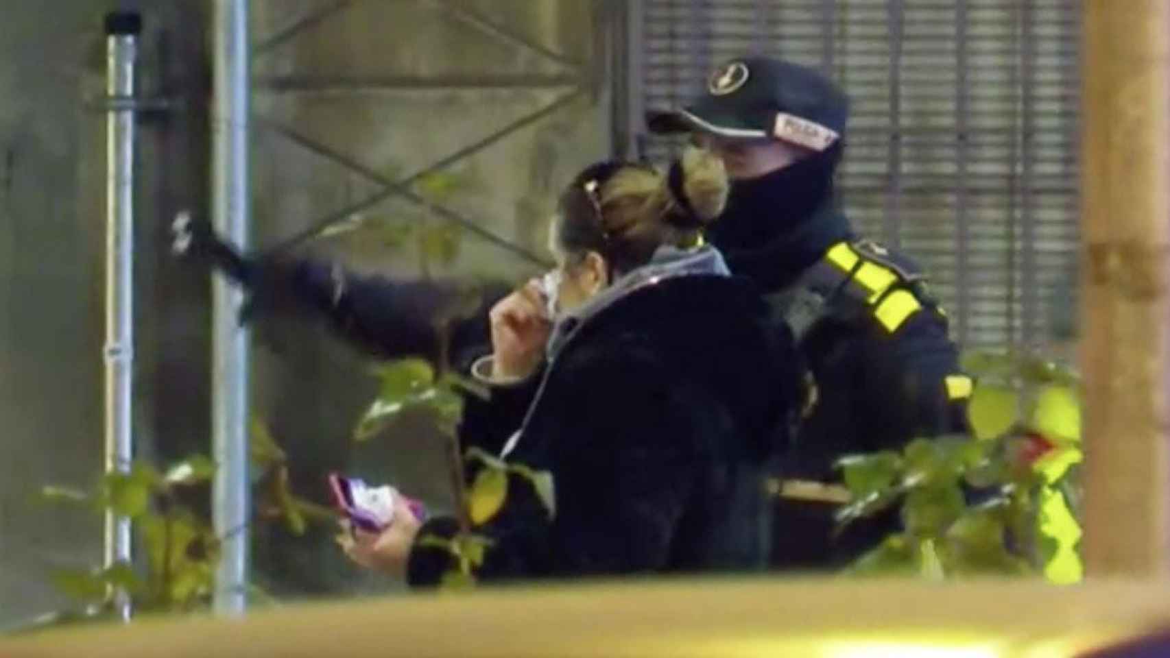 Un agente de la Guardia Urbana, con una vecina tras el tiroteo de Barcelona el sábado / Cedida