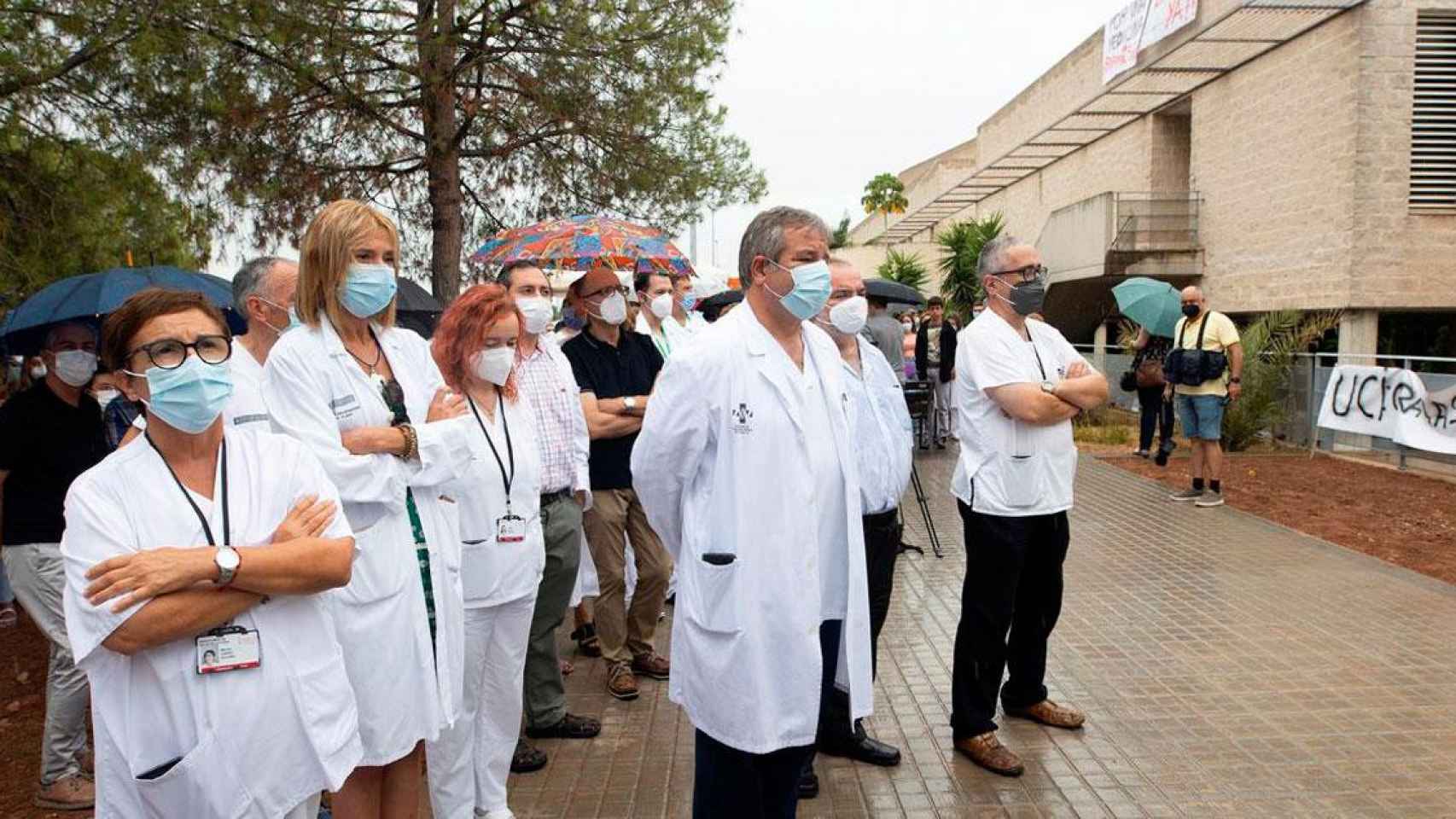 Médicos del Hospital La Plana protestando por el tratamiento con ozono a un paciente de la UCI / EFE