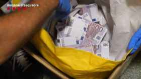 Imagen de archivo de billetes de 500 euros falsos, como los que tenían los estafadores / MOSSOS