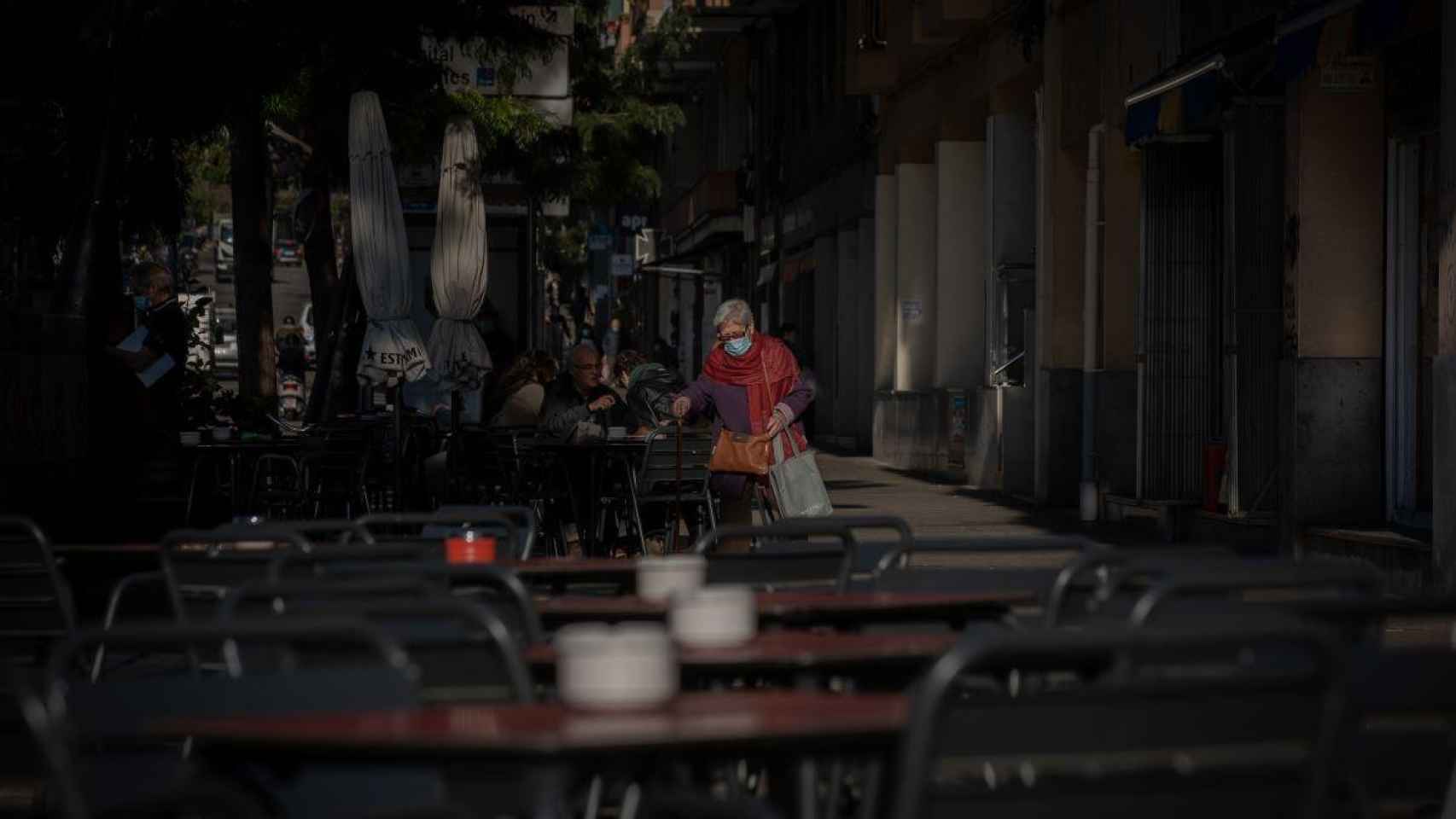 Una terraza vacía en Barcelona: restaurantes y bares seguirán sin poder abrir en horario nocturno / EP
