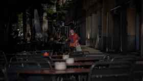 Una terraza vacía en Barcelona: restaurantes y bares seguirán sin poder abrir en horario nocturno / EP