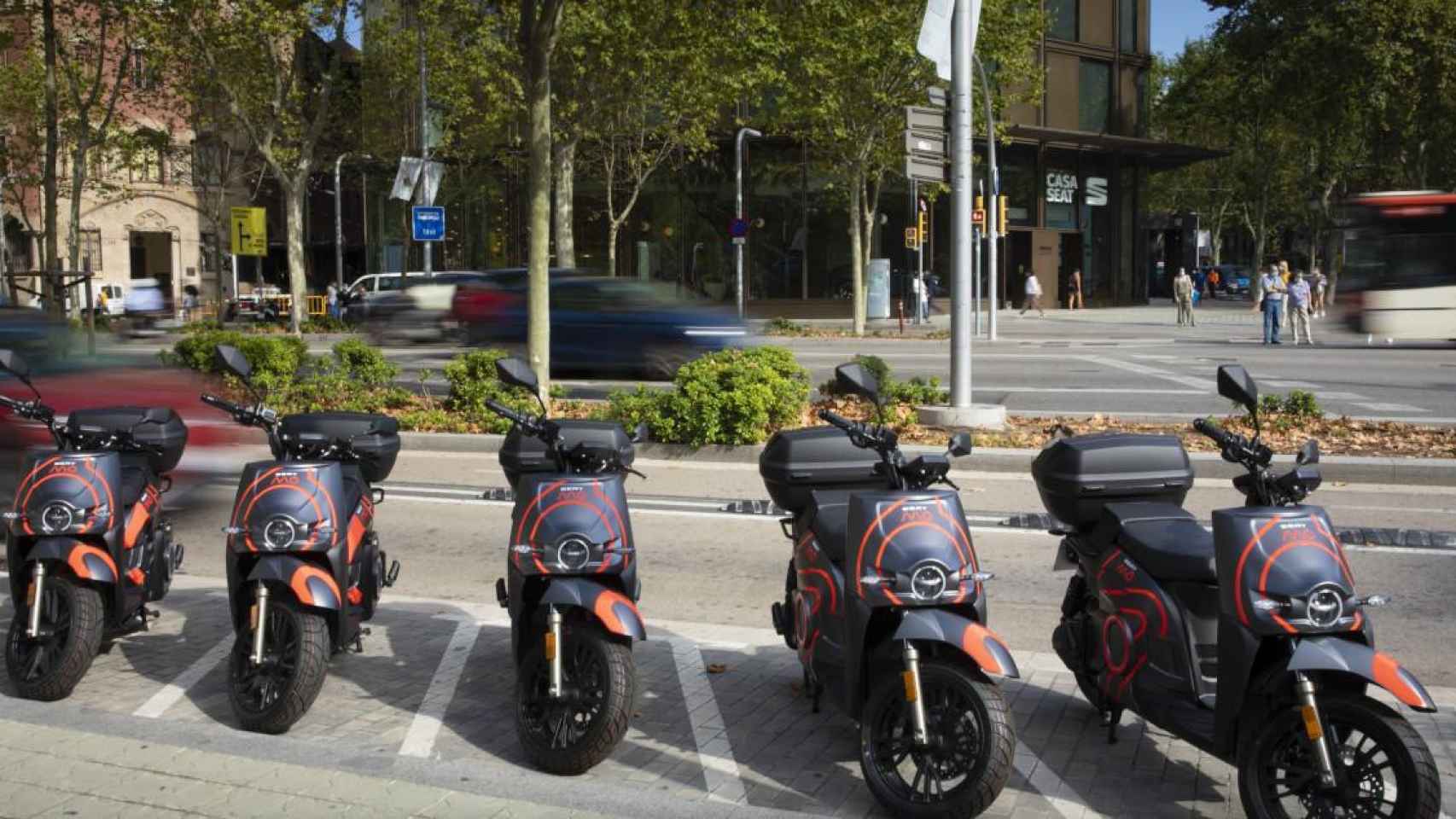 Motos destinadas al motosharing aparcadas en Barcelona / EUROPA PRESS