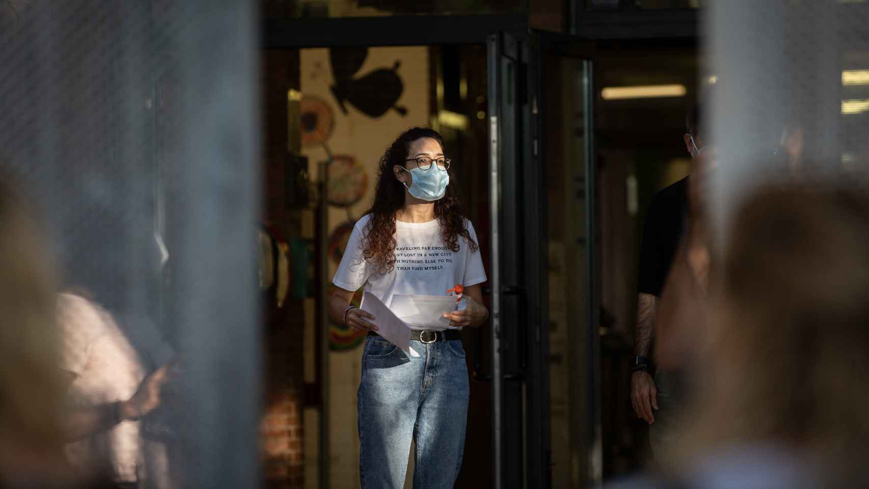 Una profesora con mascarilla en un colegio catalán, la principal barrera al coronavirus / DAVID ZORRAKINO (EUROPAPRESS)