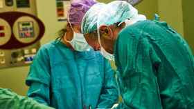 Un equipo médico realiza uno de los trasplantes de órganos de Cataluña / EE