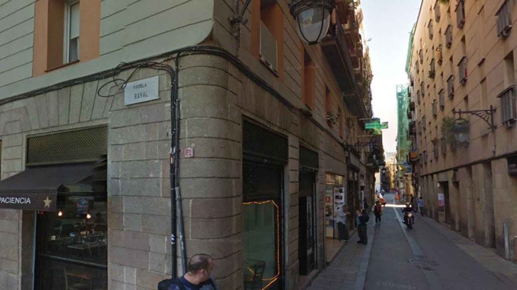 La calle Sant Pau en el Raval, donde han apuñalado a una mujer / GOOGLE MAPS