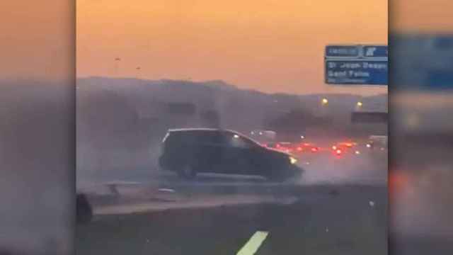 Imagen del accidente de coche con un niño a bordo en la autovía A-II en Barcelona / CG