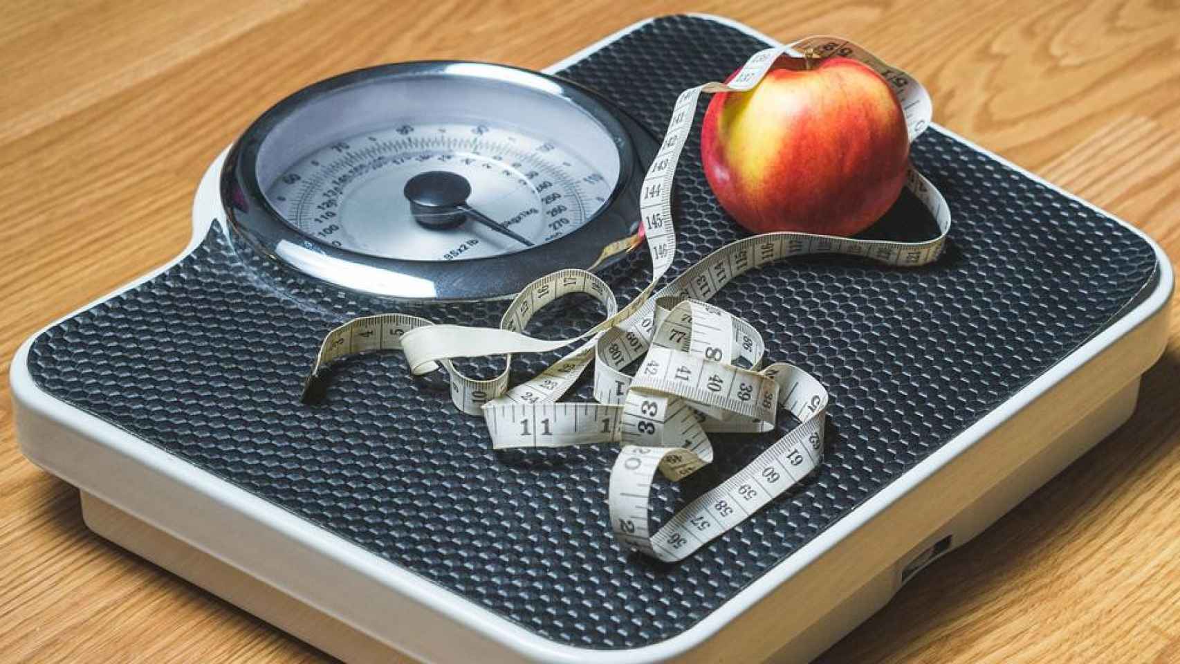 Báscula, manzana y cinta métrica para perder peso / PIXABAY