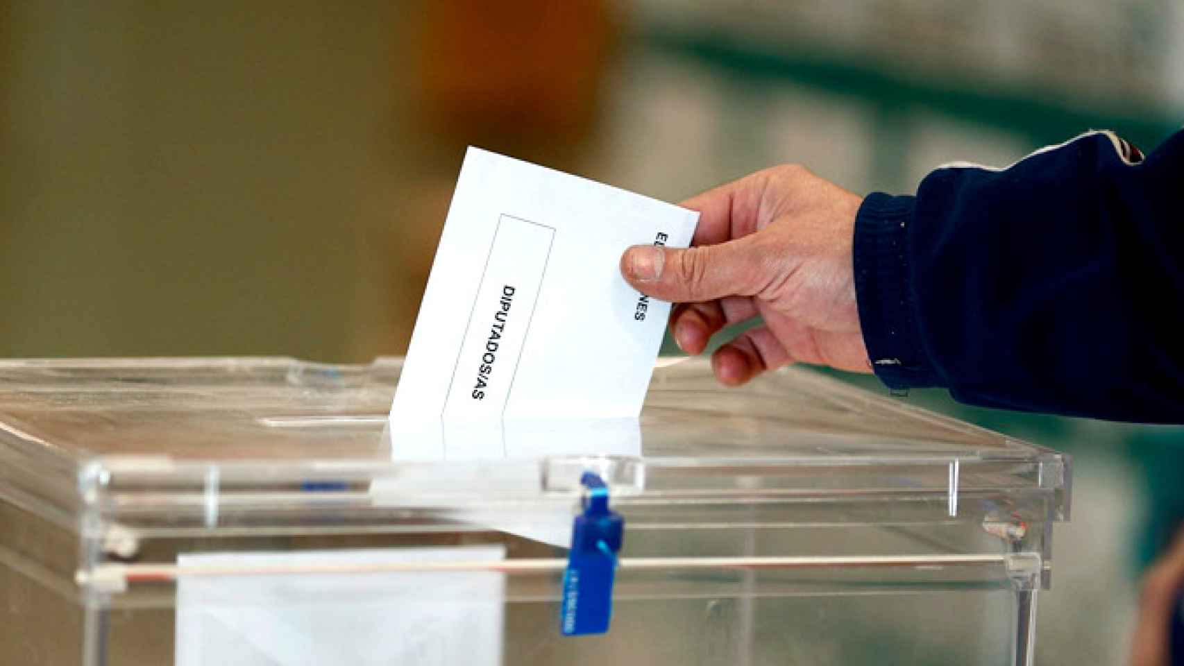 Un ciudadano introduciendo su voto en una urna electoral para votar / EUROPA PRESS